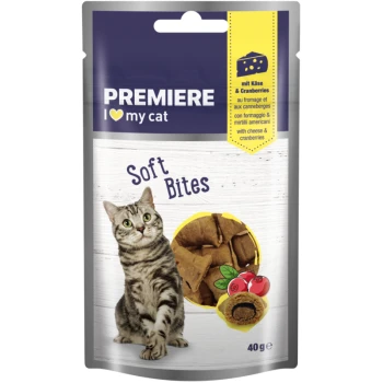 Verpackung von Premiere I Love My Cat Soft Bites Katzenleckerlis mit einer grauen getigerten Katze, mit sichtbarem Text und Bildern der Leckerlis.