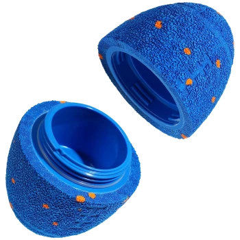 Blau-orange gesprenkeltes, strukturiertes Haustierspielzeug mit Schraubfach, offen gezeigt vor weißem Hintergrund.