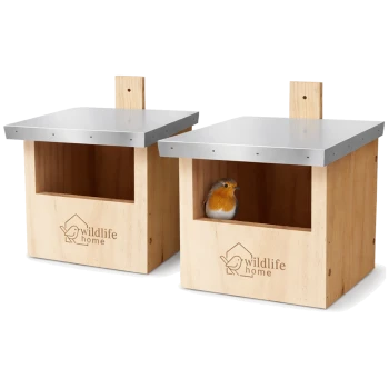 Zwei hölzerne Nistkästen mit Metalldächern, einer mit einem kleinen orangebrüstigen Vogel; 'wildlife home'-Logo an der Vorderseite.