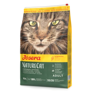 Nahaufnahme des Gesichts einer Katze auf einer Tüte Josera Naturecat getreidefreier Katzenfutter, die "89% tierisches Protein" und Nährwertinformationen hervorhebt.