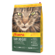 Nahaufnahme des Gesichts einer Katze auf einer Tüte Josera Naturecat getreidefreier Katzenfutter, die "89% tierisches Protein" und Nährwertinformationen hervorhebt.