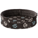 Rundes Haustierbett in Schwarz mit bunten Pfotenabdruckmustern in Blau und Grau, mit einem plüschigen, gepolsterten Innenraum.
