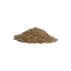 Ein Haufen brauner Tierfutterpellets auf einem weißen Hintergrund, der ihre zylindrische Form und Textur zeigt.