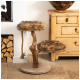 Katzenbaum aus natürlichem Holz mit zwei plüschigen, mit Fell bezogenen Plattformen und einem Sisal-Seil zum Kratzen, in einem gemütlichen Raum aufgestellt.