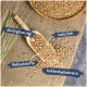 Holzlöffel gefüllt mit Körnern auf Jute, mit Textetiketten: "als Ergänzung", "natürlich", "Ballaststoffe", "kohlenhydratreich."