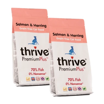 Zwei Beutel Thrive PremiumPlus Lachs & Hering getreidefreies Katzenfutter, mit den Aufschriften "70% Fisch" und "0% Nonsense".
