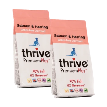 Twee zakken Thrive PremiumPlus Zalm & Haring graanvrij kattenvoer, met de labels '70% Vis' en '0% Onzin.'