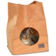 Chat tigré aux yeux verts à l'intérieur d'une maison pour chat en tissu marron avec une entrée circulaire et une étiquette « more LIFESTYLEPETS ».