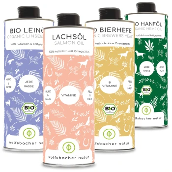 Vier bunte Flaschen von Wolfsbacher Natur Haustier-Nahrungsergänzungsmitteln: Bio-Leinöl, Lachsöl, Bierhefe und Hanföl.