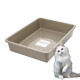 Beige rechteckige Kunststoff-Katzentoilette mit GarPet-Aufkleber, neben der eine flauschige weiße Langhaarkatze sitzt.