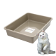 Beige rechteckige Kunststoff-Katzentoilette mit GarPet-Aufkleber, neben der eine flauschige weiße Langhaarkatze sitzt.