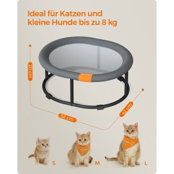 Haustierbett für Katzen und kleine Hunde bis 8 kg, Abmessungen: 20 cm Höhe, 52 cm Breite, 42 cm Tiefe, mit drei Katzen, die orangefarbene Bandanas tragen.
