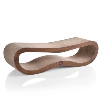 Stylischer Holz-Kratzbaum für Katzen mit einem geschwungenen Design, das eine glatte Oberfläche und ein natürliches Finish aufweist.