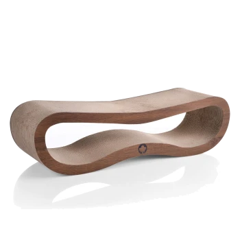 Stylischer Holz-Kratzbaum für Katzen mit einem geschwungenen Design, das eine glatte Oberfläche und ein natürliches Finish aufweist.