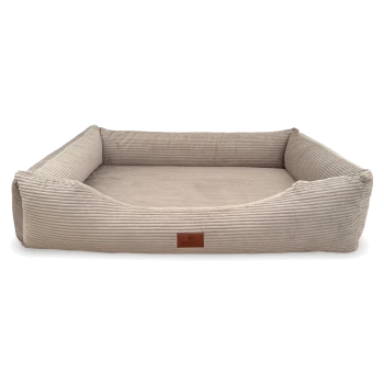 Ein plüschiges, beiges Haustierbett mit erhöhten Seiten und einem weichen Inneren, mit einem kleinen Lederetikett, das 'PETLIVING' liest.
