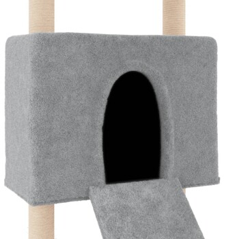 Graues Katzenbaumhaus mit einem Tunnel-Eingang und einer Rampe, entworfen für den Komfort und das Spiel von Haustieren.