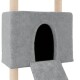 Graues Katzenbaumhaus mit einem Tunnel-Eingang und einer Rampe, entworfen für den Komfort und das Spiel von Haustieren.