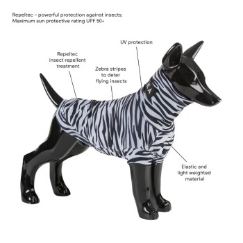 Hundemanikin trägt ein schutzhemd mit Zebra-Streifen, gekennzeichnet mit Eigenschaften: Insektenschutzmittel, UV-Schutz und leichtem Material.