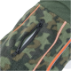Nahaufnahme einer camouflage-musterierten Haustierjacke mit einem Reißverschlussfach und orangefarbenen Nähten.