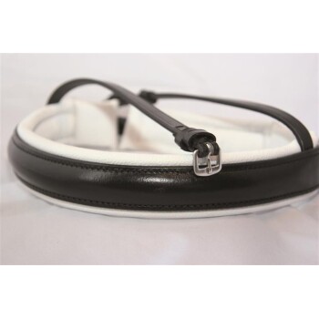 Eine Nahaufnahme eines schwarz-weißen Haustierhalsbands, das eine elegante schwarze Lederaußenseite und ein weiches weißes Innenfutter mit einer silbernen Schnalle aufweist.