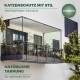 Ein schicker katzensicherer Balkon mit Topfpflanzen und Text: "Katzenschutz mit Stil" und "Natürliche Tarnung für optimale Sicht."