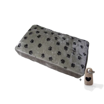 Ein plüschiges Haustierbett mit einer grauen Oberfläche, die mit schwarzen Pfotenabdruckmustern versehen ist, begleitet von einem kleinen beigen Haustieraccessoire.