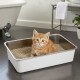 Orange getigertes Kätzchen sitzt in einer weißen, rechteckigen Katzentoilette aus Edelstahl mit Pelletstreu auf dem Badezimmerboden.
