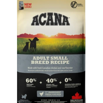 Sac de nourriture pour chiens ACANA Adult Small Breed avec deux chiens dans un champ au coucher du soleil. Points forts : "60% d'ingrédients d'origine animale," "40% de légumes," "0% d'additifs."