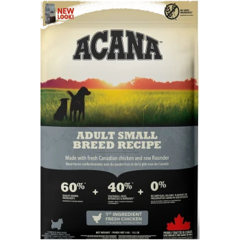 ACANA Adult Small Breed Hundefutterbeutel mit zwei Hunden auf einem Sonnenuntergangsfeld. Highlights: "60% tierische Zutaten," "40% Gemüse," "0% Zusatzstoffe."
