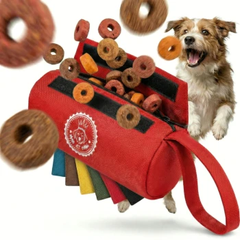 Rote Leckerlitasche für Haustiere mit schwarzen Reißverschlüssen, verstreuten braunen Leckereien und einem Logo mit einem Hund. Farboptionen auf der Seite angezeigt.