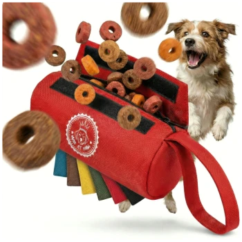 Rote Leckerlitasche für Haustiere mit schwarzen Reißverschlüssen, verstreuten braunen Leckereien und einem Logo mit einem Hund. Farboptionen auf der Seite angezeigt.