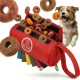 Rote Leckerlitasche für Haustiere mit schwarzen Reißverschlüssen, verstreuten braunen Leckereien und einem Logo mit einem Hund. Farboptionen auf der Seite angezeigt.