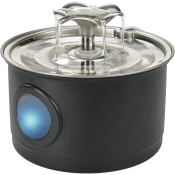 Fontaine à eau cylindrique noire pour animaux avec dessus en acier inoxydable et bec en forme de fleur à trois jets, LED bleu sur le côté.