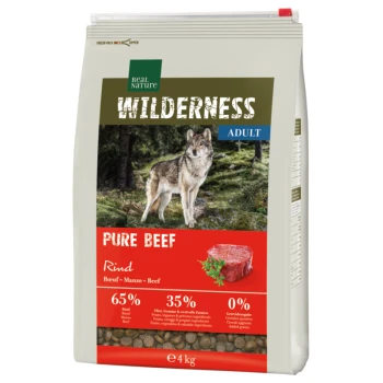 Ein Beutel Real Nature Wilderness Adult Hundefutter mit Wolfdesign, beschriftet mit "Pure Beef" (65% Rind, 35% Früchte/Gemüse, 0% Getreide).