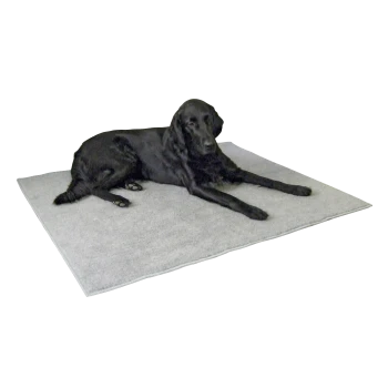 Ein schwarzer Hund liegt auf einer weichen grauen Haustiermatte und zeigt Komfort und Entspannung.