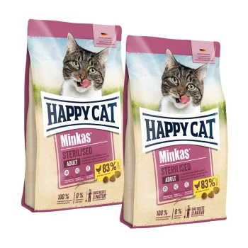 Twee zakken Happy Cat Minkas Sterilised Adult kattenvoer met een likkende tabby kat op de verpakking.