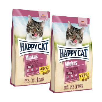 Zwei Beutel Happy Cat Minkas Sterilised Adult Katzenfutter mit einer leckenden getigerten Katze auf der Verpackung.