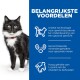 Een zwart-witte kat staat bij een blauw paneel met voordelen: gewicht controle technologie, gezonde niermineralen, en hoge L-lysine voor vitaliteit.