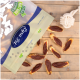 Eine teilweise geöffnete Tüte von Lyra Nature Power Tierleckerlis zeigt fischförmige Leckerlis mit brauner Füllung auf einer Holzoberfläche.