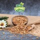 Eine Holzschale mit bunten Samen und Nüssen, die auf Jute verstreut sind, mit einer Schaufel in der Nähe und einem Logo "LYRA NATURE POWER" darüber.