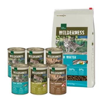 WILDERNESS Adult Mischfütterung-Set 2tlg. Eine Vielzahl von Haustierfutterprodukten mit der Bezeichnung "Wilderness" für erwachsene Katzen, einschließlich sechs Dosen und einem Beutel Trockenfutter, mit einer Katze auf der Verpackung.