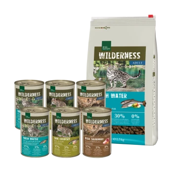 Eine Vielzahl von Haustierfutterprodukten mit der Bezeichnung "Wilderness" für erwachsene Katzen, einschließlich sechs Dosen und einem Beutel Trockenfutter, mit einer Katze auf der Verpackung.
