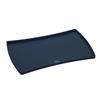 Eine dunkelblaue Futtermatte für Haustiere mit einem geschwungenen Design, mit einem kleinen Logo in der unteren Ecke.