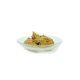 Eine Glasschüssel mit einem Haufen brauner Haustierfutterpaste, vor einem weißen Hintergrund.