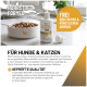 Eine Nahaufnahme einer Flüssigkeitsergänzung für Haustiere mit einem Tropfen, der an der Düse entsteht, mit dem Hinweis, dass sie für alle Arten von Haustierfutter geeignet ist.