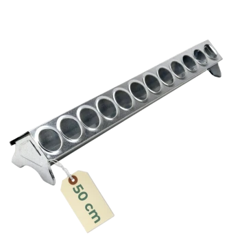 Metall-Geflügelfutterautomat mit einer Reihe runder Fressmulden und Anhänger mit der Aufschrift '50 cm'