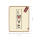 Eine beige Tiermatte mit dem Wort "LIEBE" in fetten schwarzen Buchstaben, mit einer Katzensilhouette und einem roten Ahornblatt-Design über dem "O".