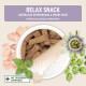 Relax Snack Verpackung mit braunen Snack-Sticks, Hühnerstücken und Kräutern, mit Text, der "Natürliche Entspannung & Inneren Frieden" hervorhebt.