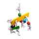 Buntes Vogelspielzeug mit einem gelben Holzstab und hängenden, mehrfarbigen Holzformen und Baumwollseilen, entworfen für das Spielen von Haustieren.