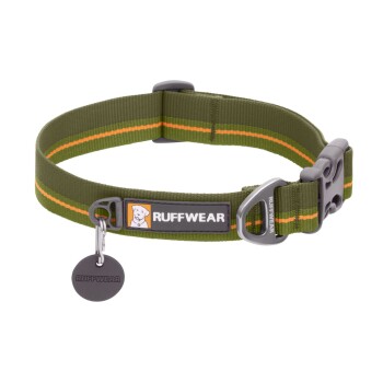 Grüner Hundehalsband mit orangefarbenen Streifen, mit einem Metallclip und einem Anhänger, auf dem "RUFFWEAR" steht.